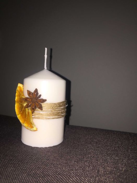 Świeczka ozdobiona pomarańczą i anyżem