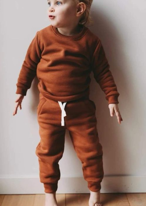 Bluza i spodnie dresowe marki MUUV