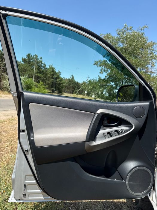 Продам сімейне авто Toyota Rav4 Long 2011