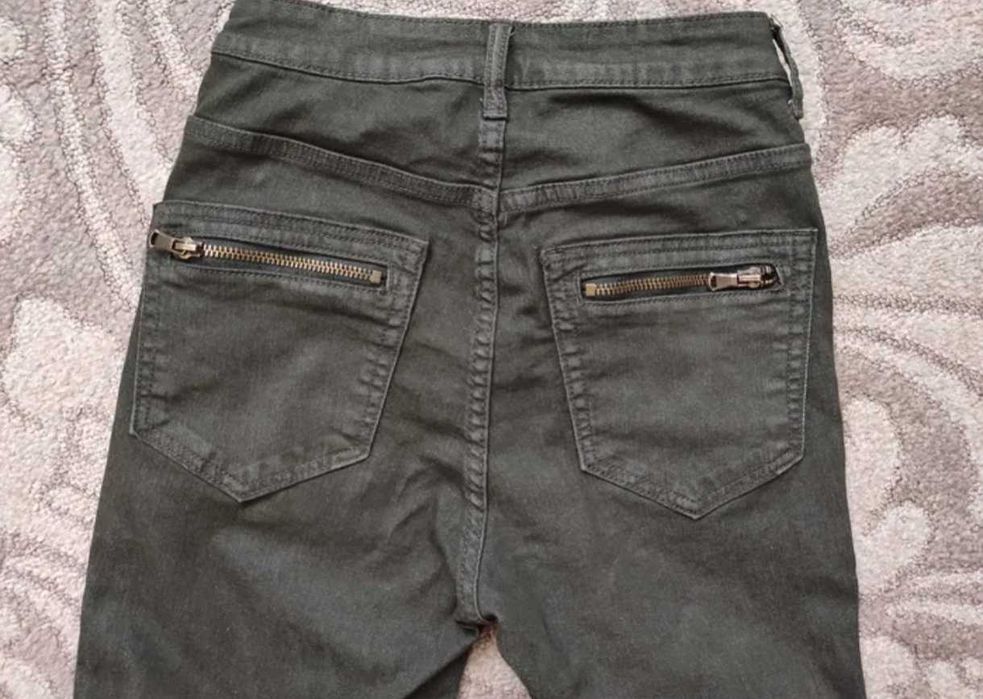 Zielone spodnie rurki khaki z wysokim stanem h&m