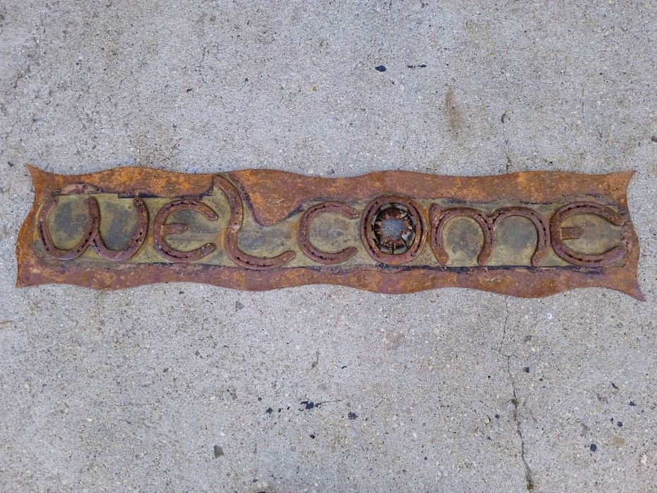 Placa decorativa em madeira de castanho com ferraduras