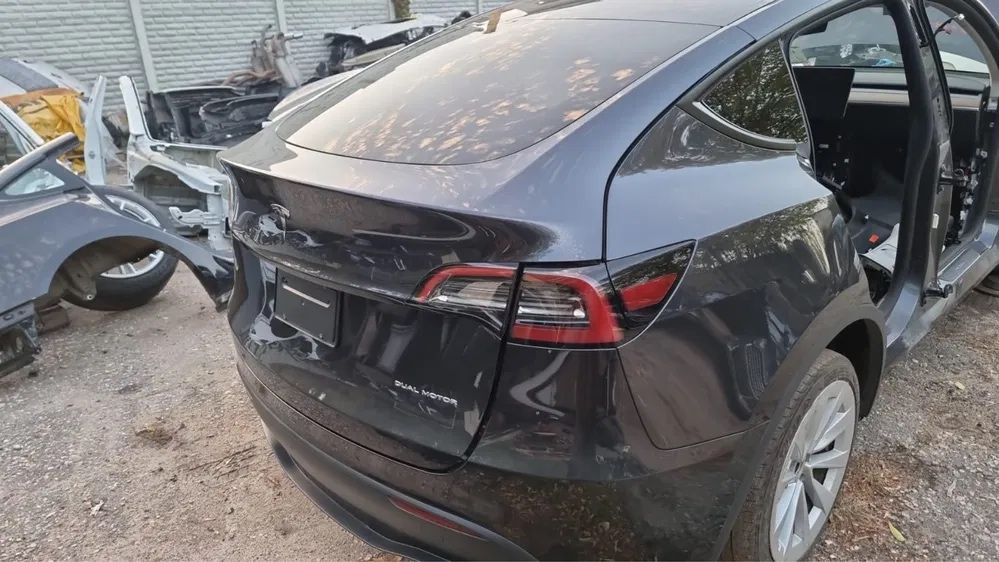 Tesla Model Y • кришка багажника в зборі PMNG