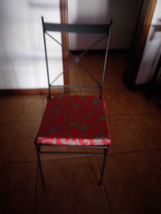 cadeira de ferro com assento almofadado