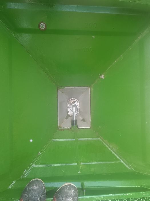 Rozsiewacz nawozów Amazone ZA-M  1500 max  plandeka 2500 l