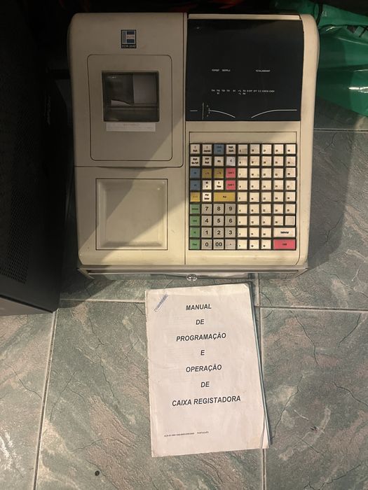 Registadora com manual de funcionamento e para incluir IVA