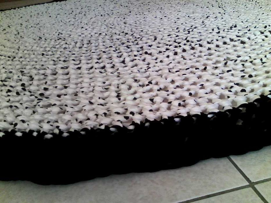 Linda CARPETE branca mármore com rebordo preto, em crochet (handmade)