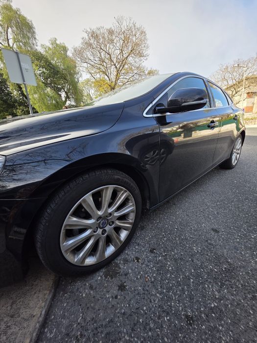 Volvo V40 D2 (2014) – Impecável | 125.000 km