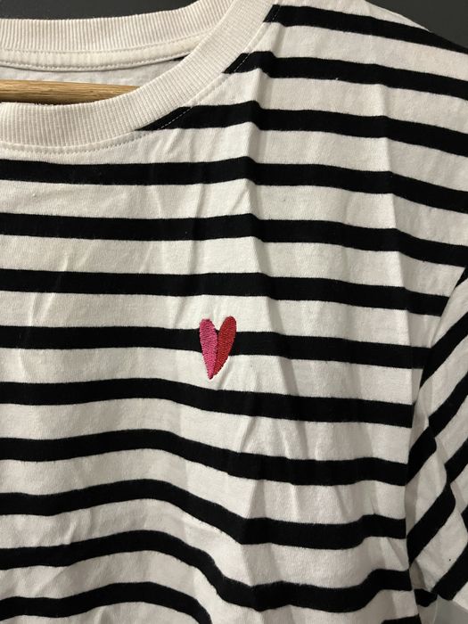 Белая футболка.