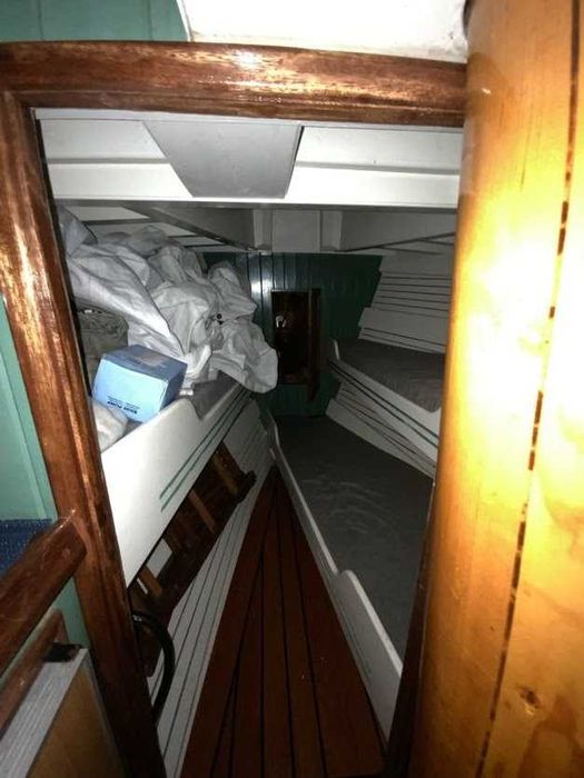 Iate à vela clássica de madeira, com 2 jogos completos de velas e motor interno Perkins.