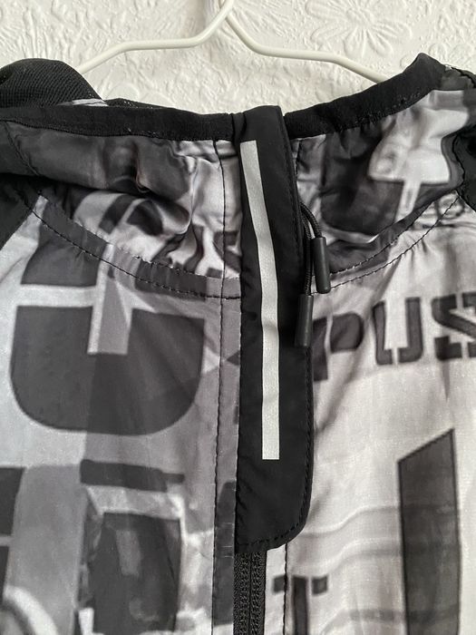 Жіноча бігова вітрівка