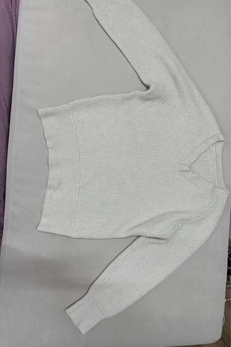 Жіночий бежевий в’язаний светр з V-подібним вирізом