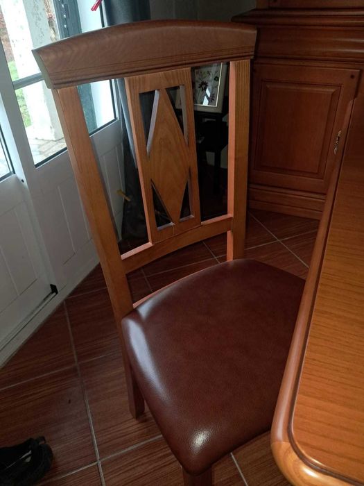 Mesa, cadeiras, aparador/louceiro/armário de sala