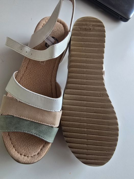 Nowe sandały  39,  lekkie