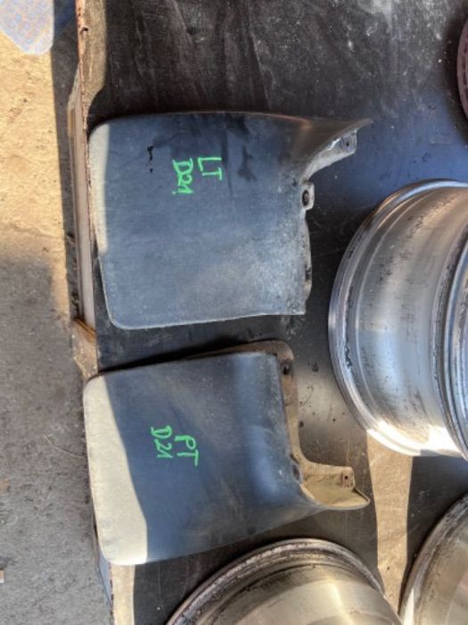 chlapacze tylne lewy prawy nissan navara d21
