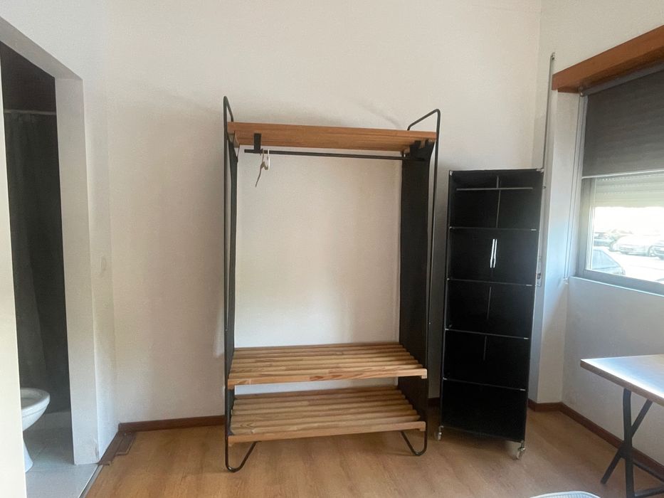 Quarto com instalação sanitária privativa