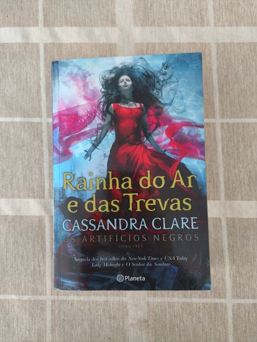 Livro "Rainha do Ar e das Trevas" de Cassandra Claire