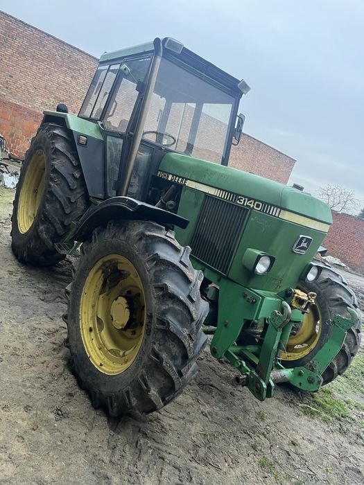 John Deere 3140