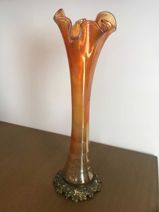 Jarra de vidro com base em bronze