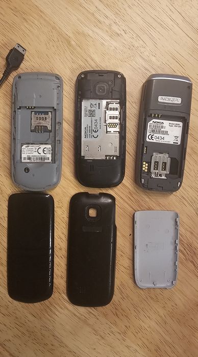 Trzy telefony Vintage Nokia 2626 i 2330c-2 i Samsung GT-E 1080W