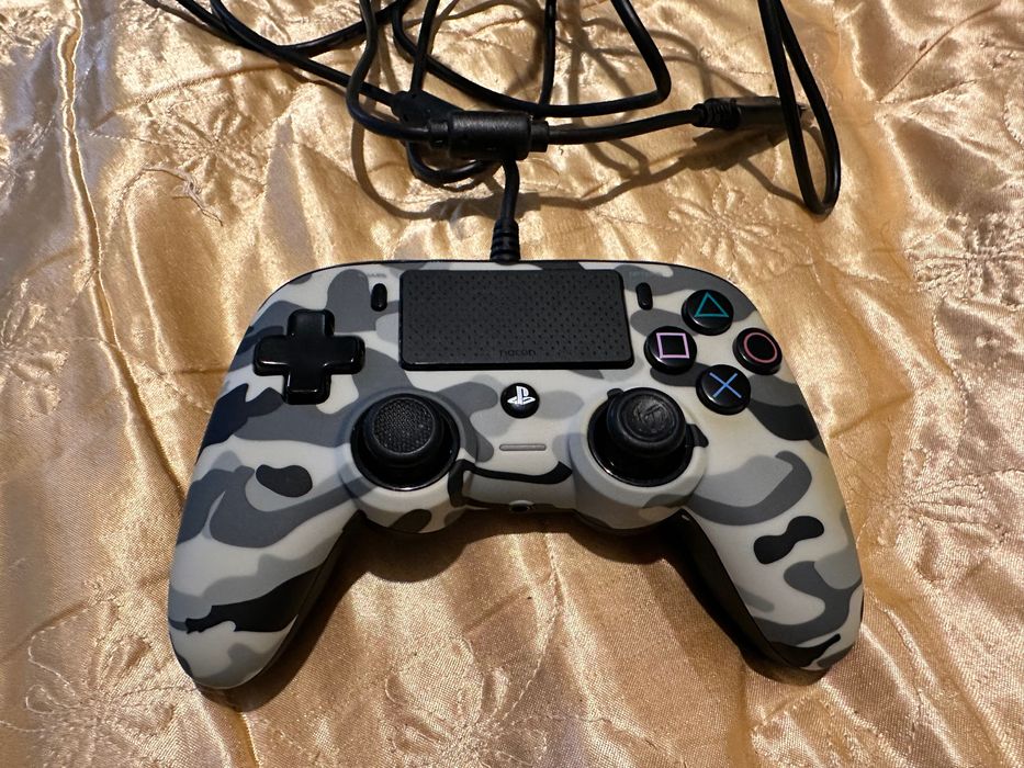 Pad przewodowy USB Nacon dla PS4 moro