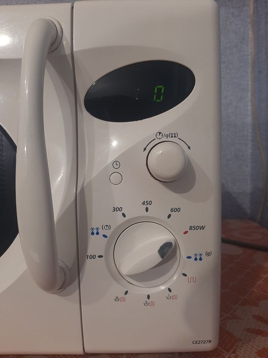 Мікрохвильовка з грилем Samsung  CE2727R. В доброму робочому охайному стані.Зручна в користуванні.всі функції працюють бездоганно!