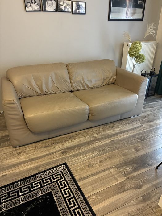 Kanapa ze skóry Etap Sofa i dwie pufy