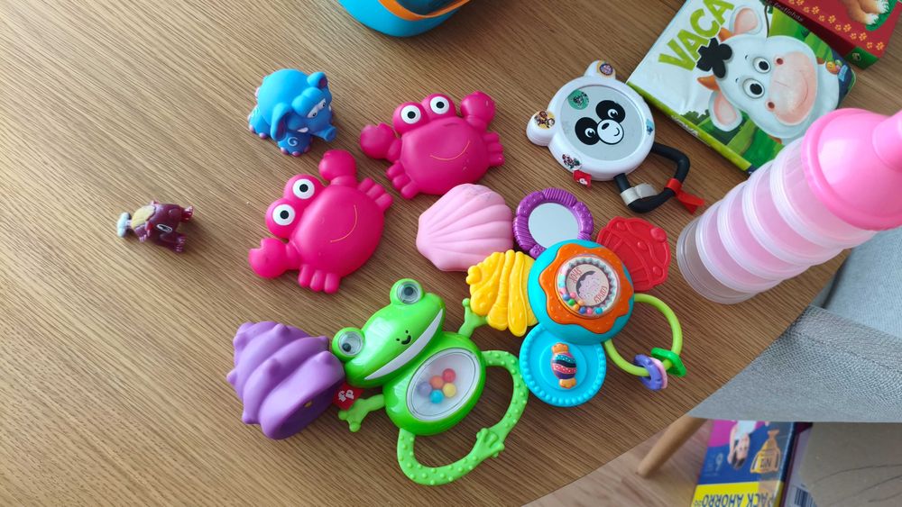 Lote de brinquedos e livros de bebé — Fisher-Price, Chicco e outros