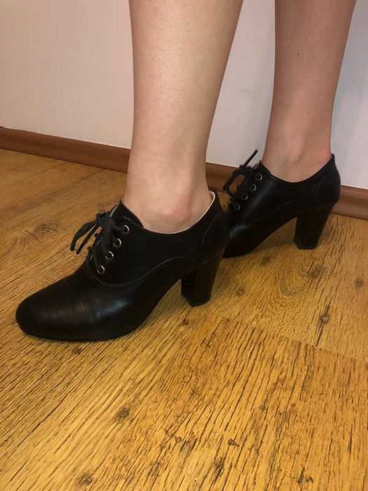 Sznurowane botki na obcasie