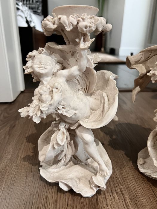 Castiçal em tom marfim.Impecaveis.