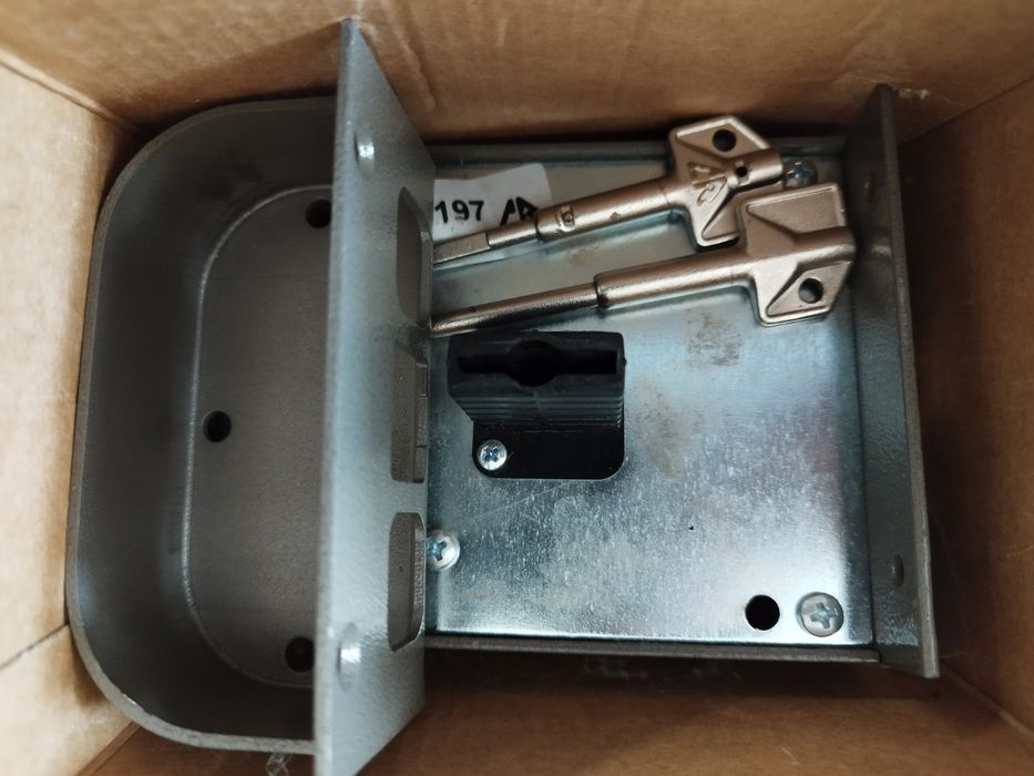 Fechadura de 4 trancas nova
