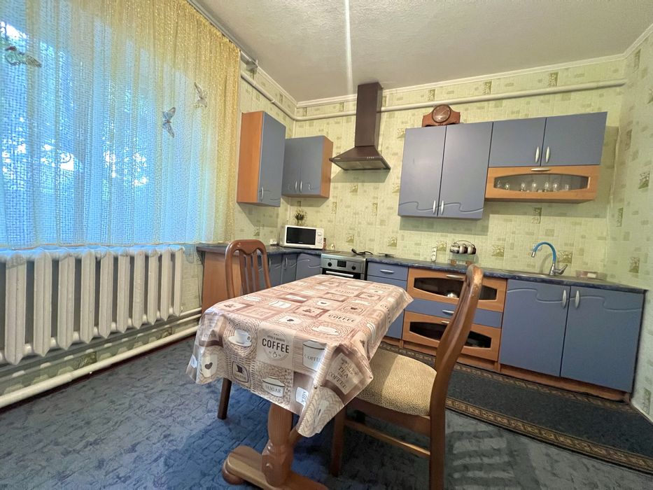 Продається будинок з земельною ділянкою 23  сотки.
