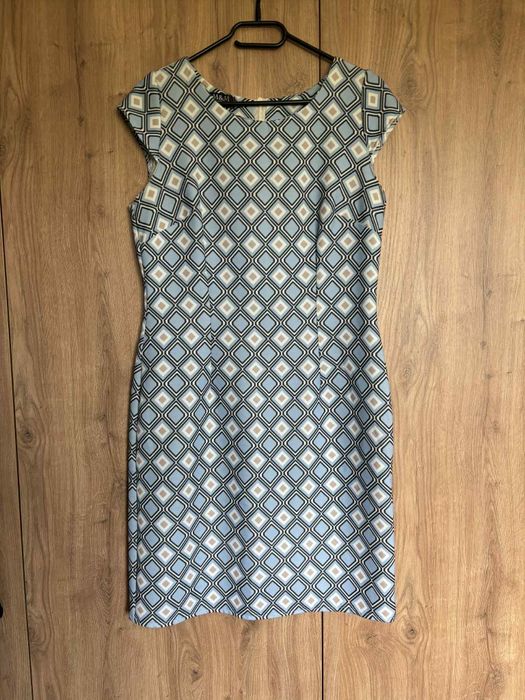 Pastelowa niebieska sukienka z wiskozy w geometryczny wzór M&M