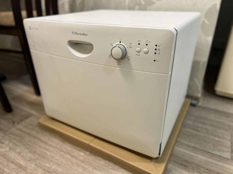 Посудомийна машина Electrolux