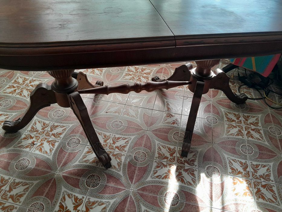 Mesa e 6 cadeiras em madeira