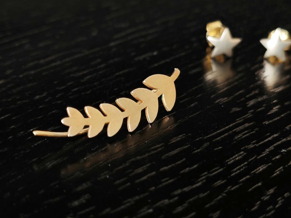 Brinco clip ramo folhas em prata dourada