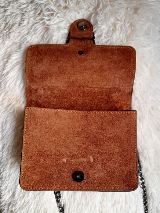 Mala castanha, em camurça genuína. Feita em Itália.