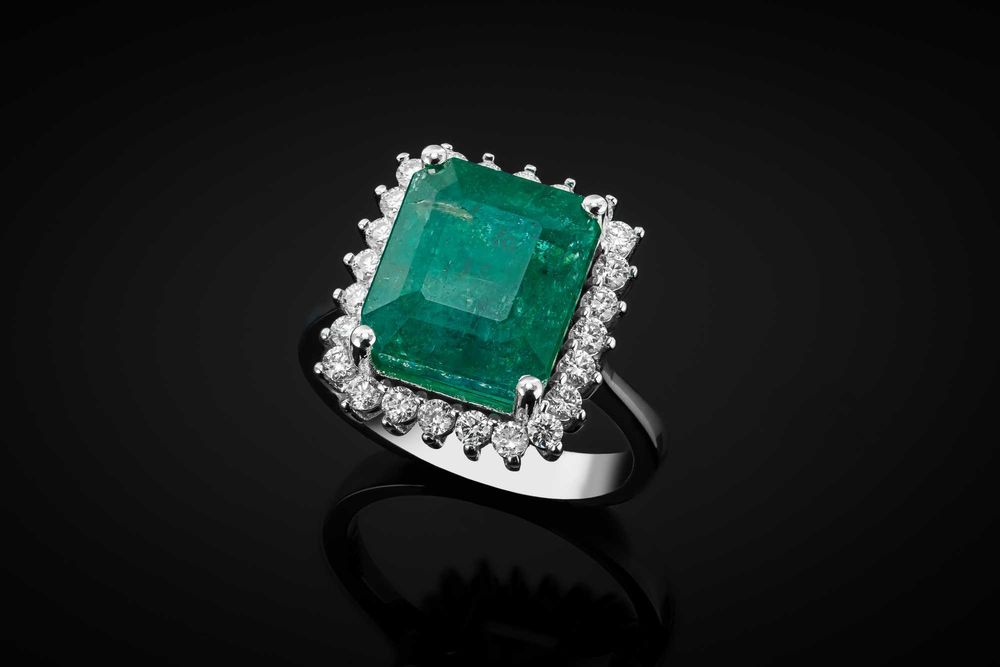 Pierścionek złoty ze szmaragdem i diamentami