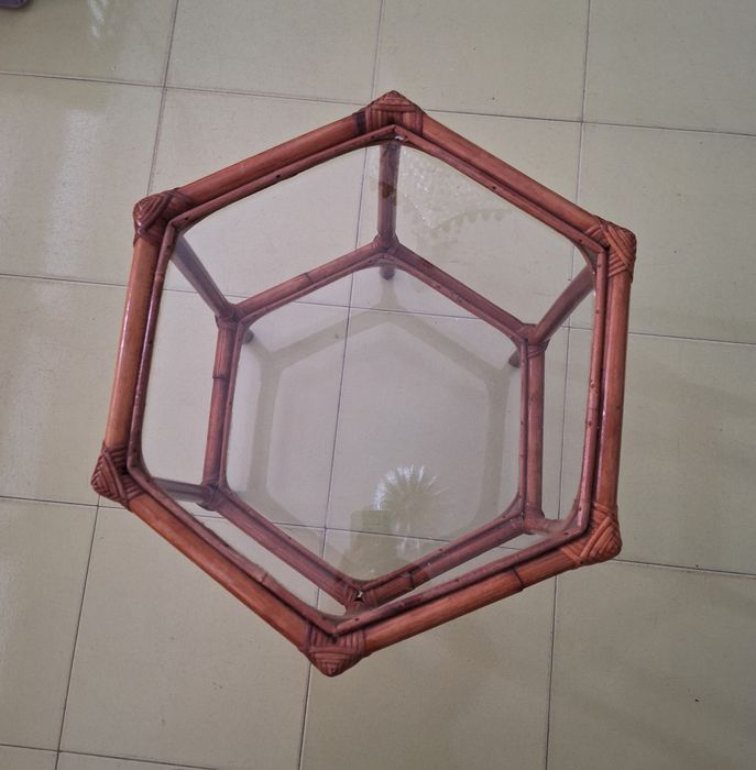 Mesa de centro hexagonal de bambu  c/ 2 bases em vidro