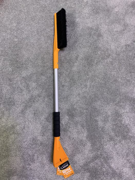 Щетка со скребком от снега 80 см lavita