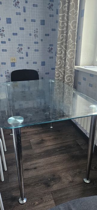 Стіл кухонний скляний