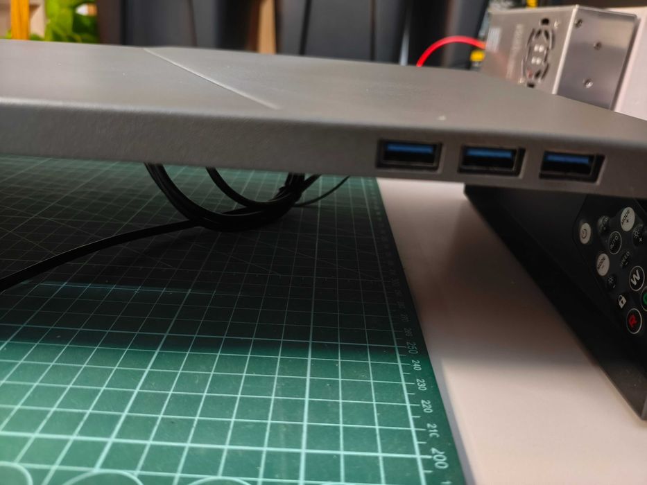 Base para ecrã PC com leds e 3 portas usb