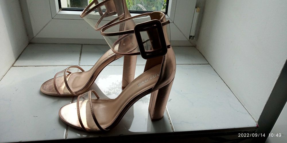 sandały na obcasie  transparentne złote