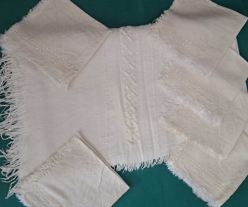 Magnífica Toalha antiga em linho, bordada manualmente, com 06 guardanapos - 260x145cm