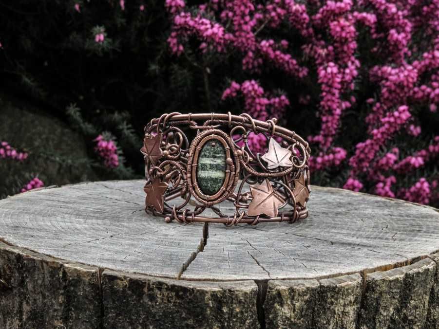 Miedziana bransoleta z serpentynitem i labradorytem, motyw bluszczu