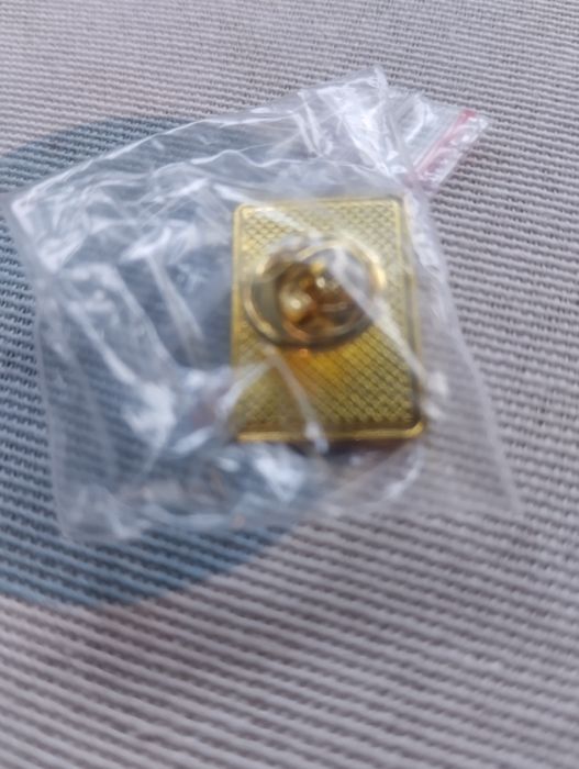Vendo estatueta e PIN de Portugal