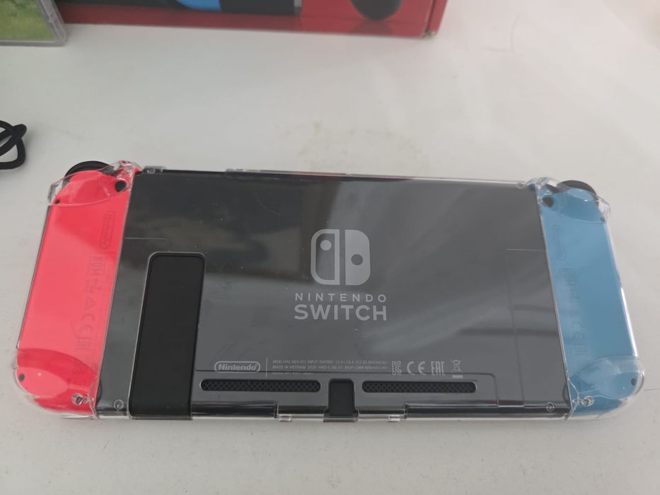 Nintendo Switch com jogo Zelda e acessórios