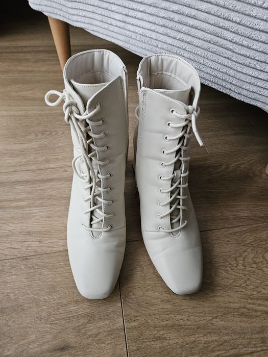 Botki na obcasie klocku beżowe wiązane deezee