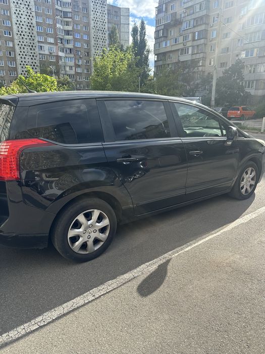 Автомобіль Peugeot 5008 2015