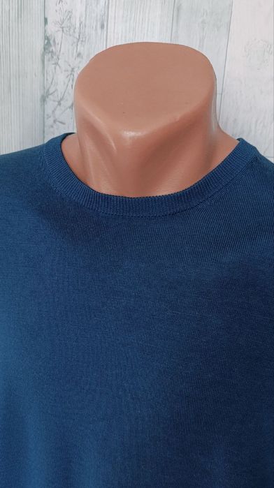 Cвитер, джемпер из тонкой мериносовой шерсти от бренда uniqlo.