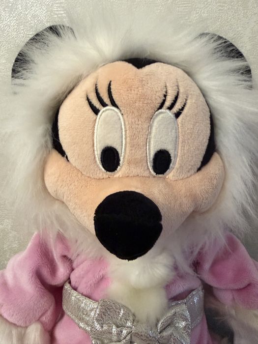 Минни Маус в зимнем наряде